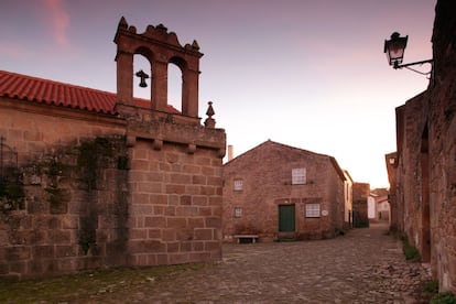 Por aquí el tiempo no se detuvo mucho rato. La ciudadela de trazado oval corresponde al burgo viejo, formado tras el fuero de Sancho II. El burgo nuevo o Arrabalde de San Pedro, protegido por una muralla dionisíaca, estuvo guarnecido en el pasado por ocho torres, parcialmente destruidas por el terremoto de 1755. Conserva impecablemente sus cinco puertas (Puertas de la Villa, de Guarda, del Sol, de la Traición y de D. Sancho), restos de arquitectura manuelina y unos vecinos viejos y sabios.