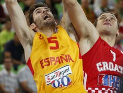 Rudy lucha por la pelota ante el croata Bogdanovic.