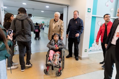 Don Francisco visita el Instituto Teletón en Santiago de Chile, en octubre de 2023.