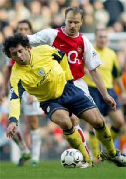 Iván Campo impide el avance de Bergkamp en un partido Bolton-Arsenal.