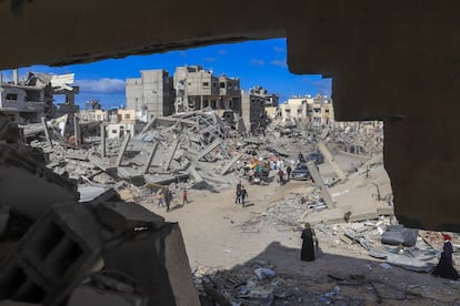 Habitantes de Rafah, al sur de Gaza, caminan por la ciudad destruida por los bombardeos israelíes, el pasado enero.