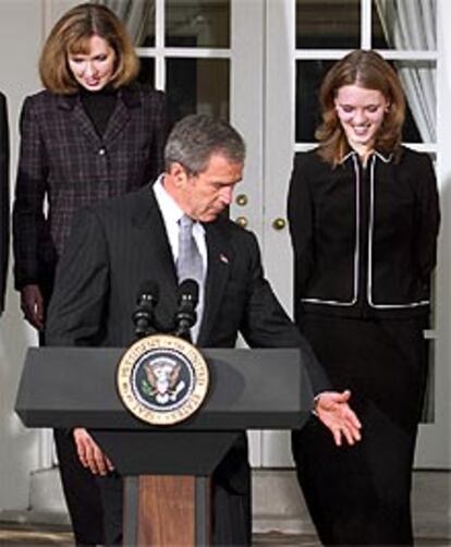 Bush, con las dos cooperantes estadounidenses retenidas durante meses por los talibanes.