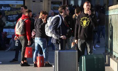 Turistas esperan cerca de una vivienda de alquiler turístico.