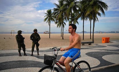 Militares patrulham Copacabana no dia 4 de abril.