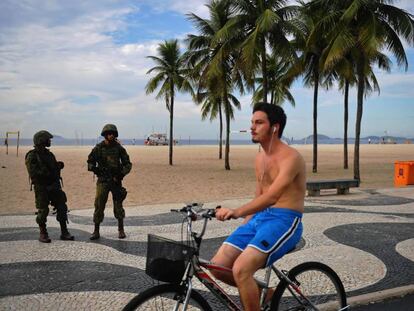 Militares patrulham Copacabana no dia 4 de abril.