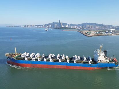Un carguero zarpa de Yantai (China) exporta camiones de carga a México, en junio de 2023.