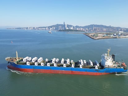 Un carguero zarpa de Yantai (China) exporta camiones de carga a México, en junio de 2023.