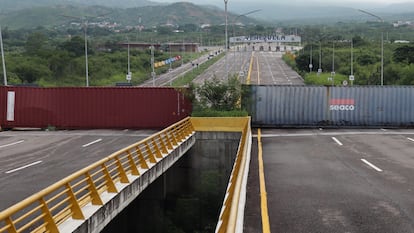 Contenedores cortando el puente Internacional Atanasio Girardot que une la ciudad colombiana de Cúcuta con el estado venezolano de Táchira, este viernes.