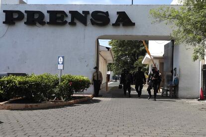 Fotografía del 13 de agosto de 2021 que muestra a miembros de la policía en la entrada de una propiedad de la Editorial La Prensa durante un operativo de allanamiento, en Managua.