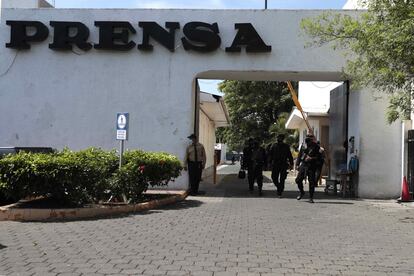 Fotografía del 13 de agosto de 2021 que muestra a miembros de la policía en la entrada de una propiedad de la Editorial La Prensa durante un operativo de allanamiento, en Managua.
