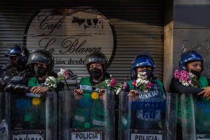 Un grupo de mujeres policías recibieron flores a lo largo de la marcha. 