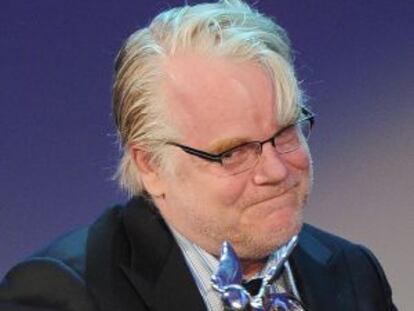 El actor estadounidense Philip Seymour Hoffman posa con el Le&oacute;n de Plata concedido a la pel&iacute;cula &#039;The Master&#039;.