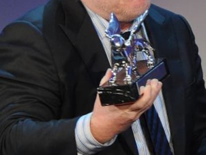 El actor estadounidense Philip Seymour Hoffman posa con el Le&oacute;n de Plata concedido a la pel&iacute;cula &#039;The Master&#039;.