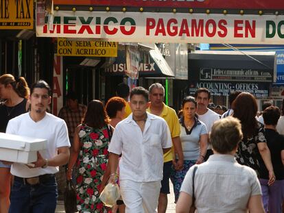 Un grupo de peatones circula por una populosa calle del barrio mexicano de Queens (Nueva York).