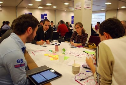 Varias personas participan en una de las mesas de trabajo celebradas en Innobasque Exchange.