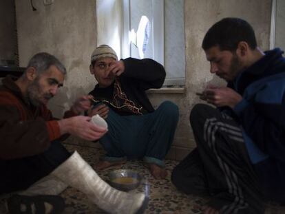 Tres internos en una de las habitaciones del hospital mental Al-Moshatead en la ciudad siria de Alepo, en diciembre de 2012.