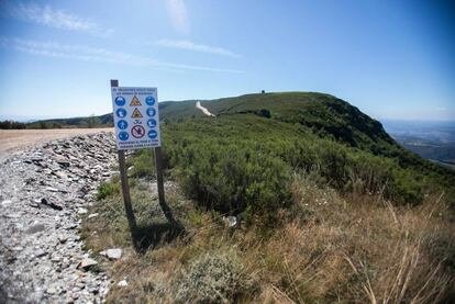 Cartel que prohíbe la entrada a las obras.