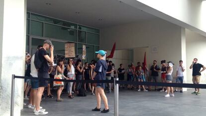 Los trabajadoras de Ciut'art en las puertas del Macba.