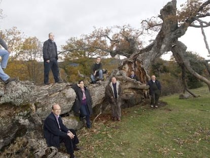 Varios de los implicados en este proyecto de recuperación de montes posan junto a un roble centenario caído en La Póveda (Soria).