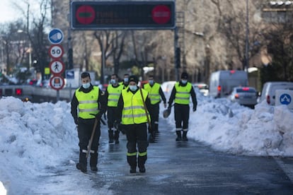 Las calles son las venas y arterias de la gran ciudad y si no pueden circular ambulancias o coches de policía su corazón colapsa. En la imagen, miembros de la UME trabajan en el túnel de Costa Rica, en Madrid.