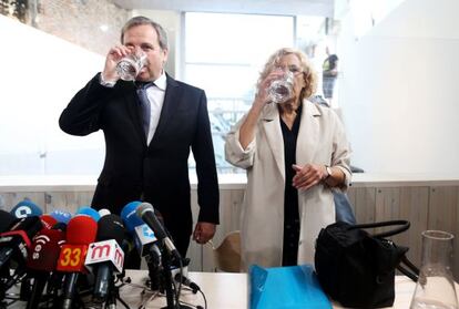 Antonio Miguel Carmona y Manuela Carmena, en la rueda de prensa de ayer.