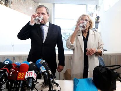 Antonio Miguel Carmona y Manuela Carmena, en la rueda de prensa de ayer.