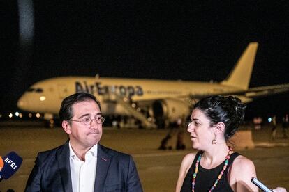 El Ministro de Asuntos Exteriores, Unión Europea y Cooperación, José Manuel Albares, acompañado por la Secretaria de Estado de Migraciones, Isabel Castro Fernández, atiende a la prensa tras recibir a un grupo de 294 excolaboradores afganos.