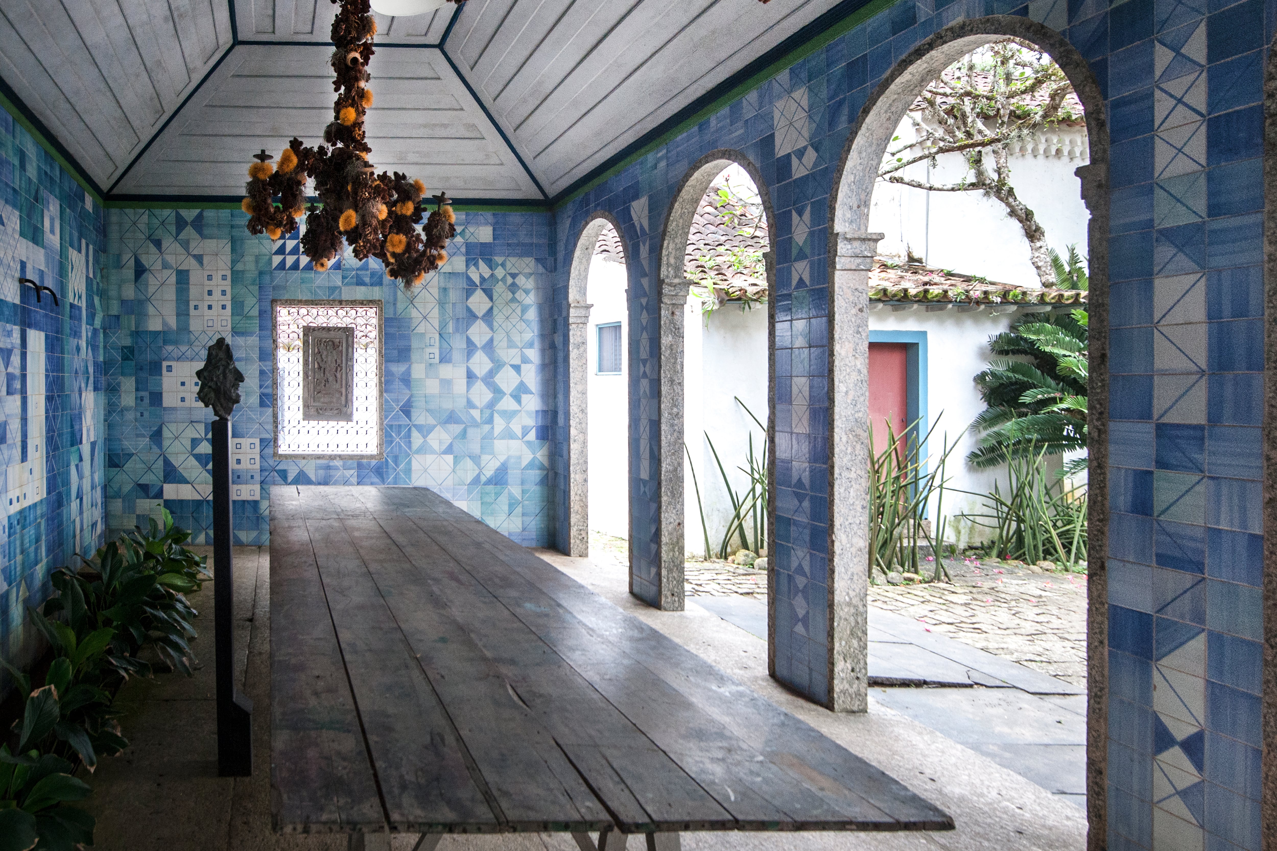 Este espacio, que Burle Marx usaba como estudio, aúna tradiciones portuguesas y brasileñas. Los azulejos azules son del propio paisajista, de 1967. Las lámparas de hierro cuentan con diseños florales también diseñados por el artista.