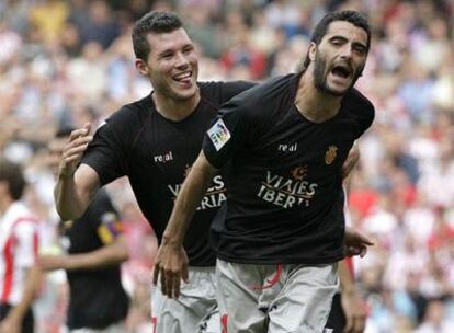 David Navarro celebra con Güiza uno de los dos goles del delantero.