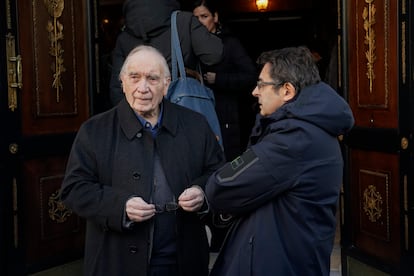 El director de la academia de cine, Santiago Muñoz Machado, y Antxon Alberdi en el exterior del Teatro Español.