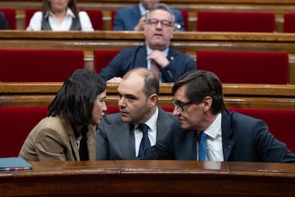 El president de la Generalitat de Catalunya, Salvador Illa, conversa con la consejera de Interior de la Generalitat, Nuria Parlon, durante un pleno en el Parlamento de Cataluña.