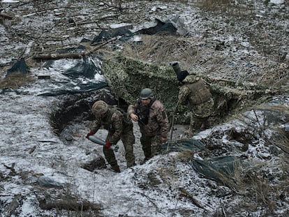 Solados ucranios preparan proyectiles de mortero en el frente.