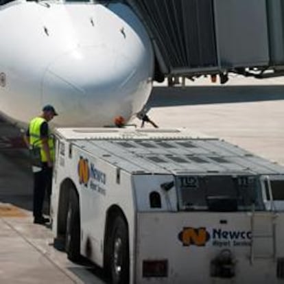 Aviones de Spanair reciben atención en tierra de equipos de la empresa Newco.