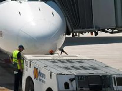 Aviones de Spanair reciben atención en tierra de equipos de la empresa Newco.