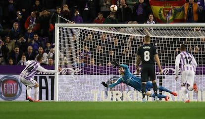 Alcaraz dispara un penalti por encima de la portería de Courtois.