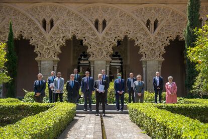 Foto de familia en el Palacio de la Aljafería de Zaragoza del presidente de Aragón, Javier Lambán, representantes de PSOE, PP, Ciudadanos, Podemos, PAR, CHA e IU y responsables de CEOE, CEPYME, UGT, CCOO y la Federación Aragonesa de Municipios, Comarcas y Provincias tras firmar este lunes la Estrategia Aragonesa para la Recuperación Social y Económica.