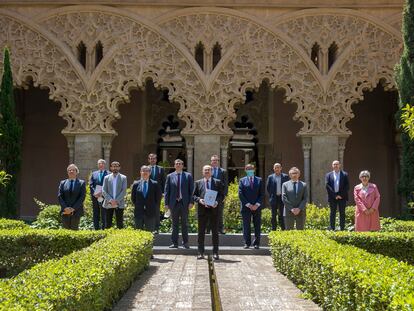 Foto de familia en el Palacio de la Aljafería de Zaragoza del presidente de Aragón, Javier Lambán, representantes de PSOE, PP, Ciudadanos, Podemos, PAR, CHA e IU y responsables de CEOE, CEPYME, UGT, CCOO y la Federación Aragonesa de Municipios, Comarcas y Provincias tras firmar este lunes la Estrategia Aragonesa para la Recuperación Social y Económica.