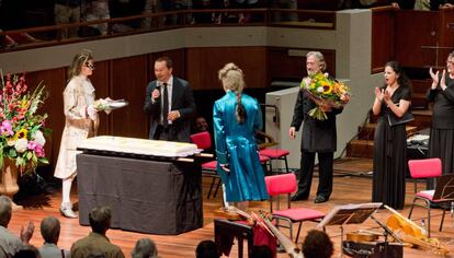Flores y tarta para Jordi Savall en Utrecht por su 75º cumpleaños.