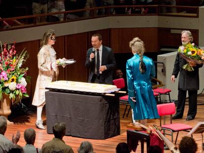 Flores y tarta para Jordi Savall en Utrecht por su 75&ordm; cumplea&ntilde;os.