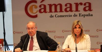 El presidente de la Cámara de Comercio de España, José Luis Bonet, y la Directora General de Sigma Dos, Rosa Díez, durante la presentación del estudio sobre clima empresarial en España. 