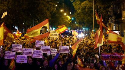 Demonstrators protesting outside PSOE headquarters on Ferraz Street in Madrid on Thursday.