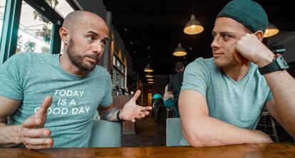 El 'coach' Diego Dreyfus y Javier Hernández.