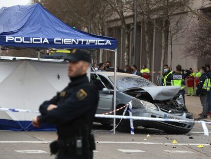 El coche de la víctima, pocas horas después del tiroteo en el barrio de San Blas en Madrid.