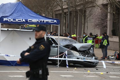 El coche de la víctima, pocas horas después del tiroteo en el barrio de San Blas en Madrid.
