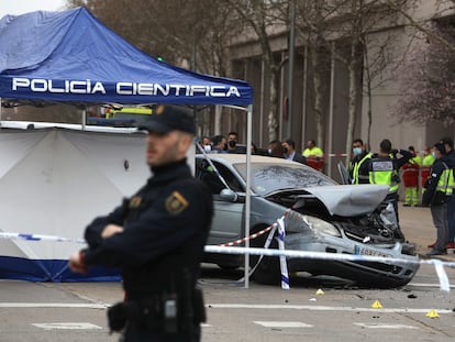 El coche de la víctima, pocas horas después del tiroteo en el barrio de San Blas en Madrid.