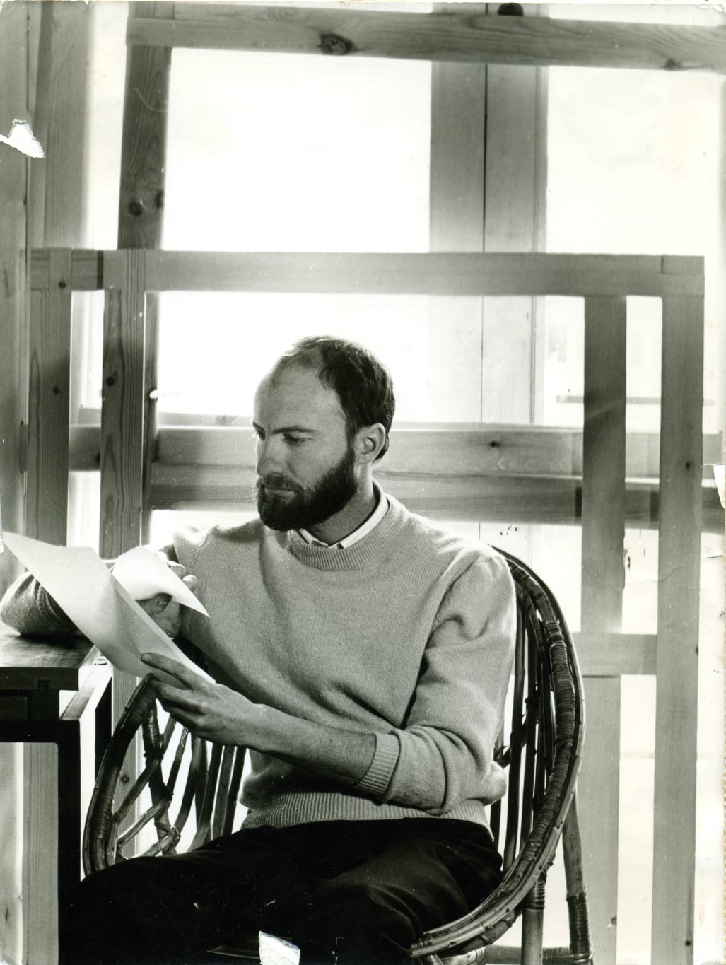 Retrato de Manolo Millares en su estudio, hacia 1970.