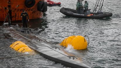 Efectivos de la Guardia Civil y Aduanas, durante el reflotamiento del narcosubmarino en noviembre de 2019 en Aldán.