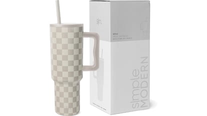 Este vaso termo estilo Stanley es top ventas en Amazon y mantiene las bebidas frías hasta 24 horas.
