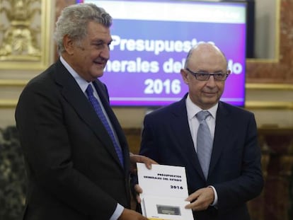 El ministro de Hacienda, Crist&oacute;bal Montoro (derecha) y el presidente de la C&aacute;mara Baja, Jes&uacute;s Posada, durante el acto de presentaci&oacute;n de los presupuestos generales del Estado 2016