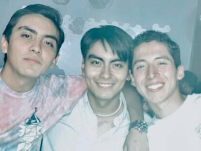 Fabián Orozco Mateos, Jesús Virgilio Orozco Mateos y Pedro Mateos Puente, tres de los cinco estudiantes asesinados, en una imagen de sus redes sociales.